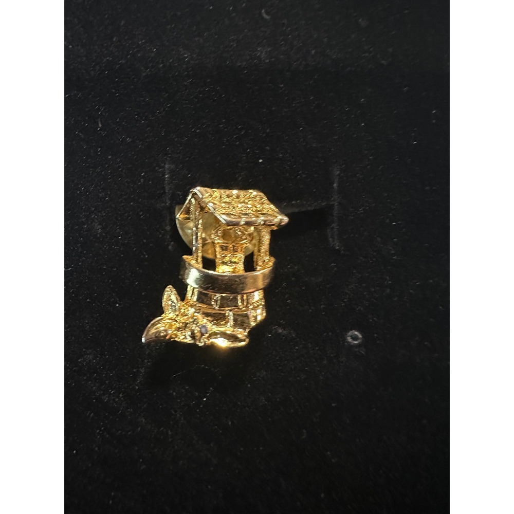 Vintage Gold Tone Wishing Well Lapel Pin Novelty Hat Tie Tack Jewelry